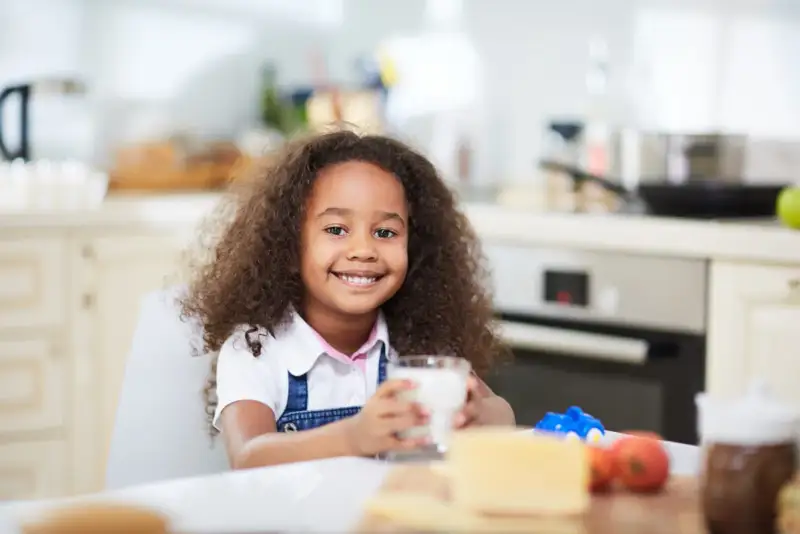 Maman souriante avec son enfant