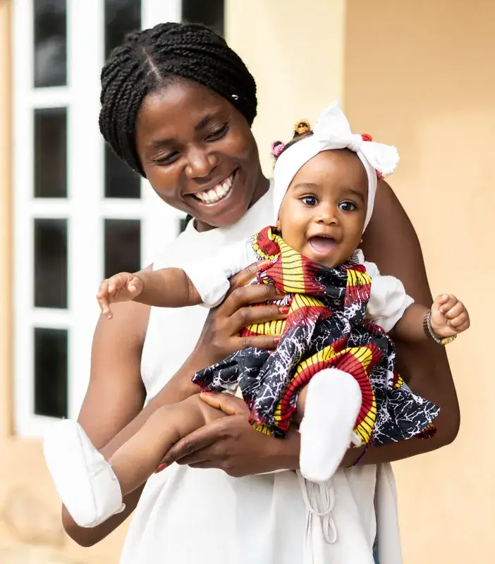 Maman et enfant heureux avec Bom Dia